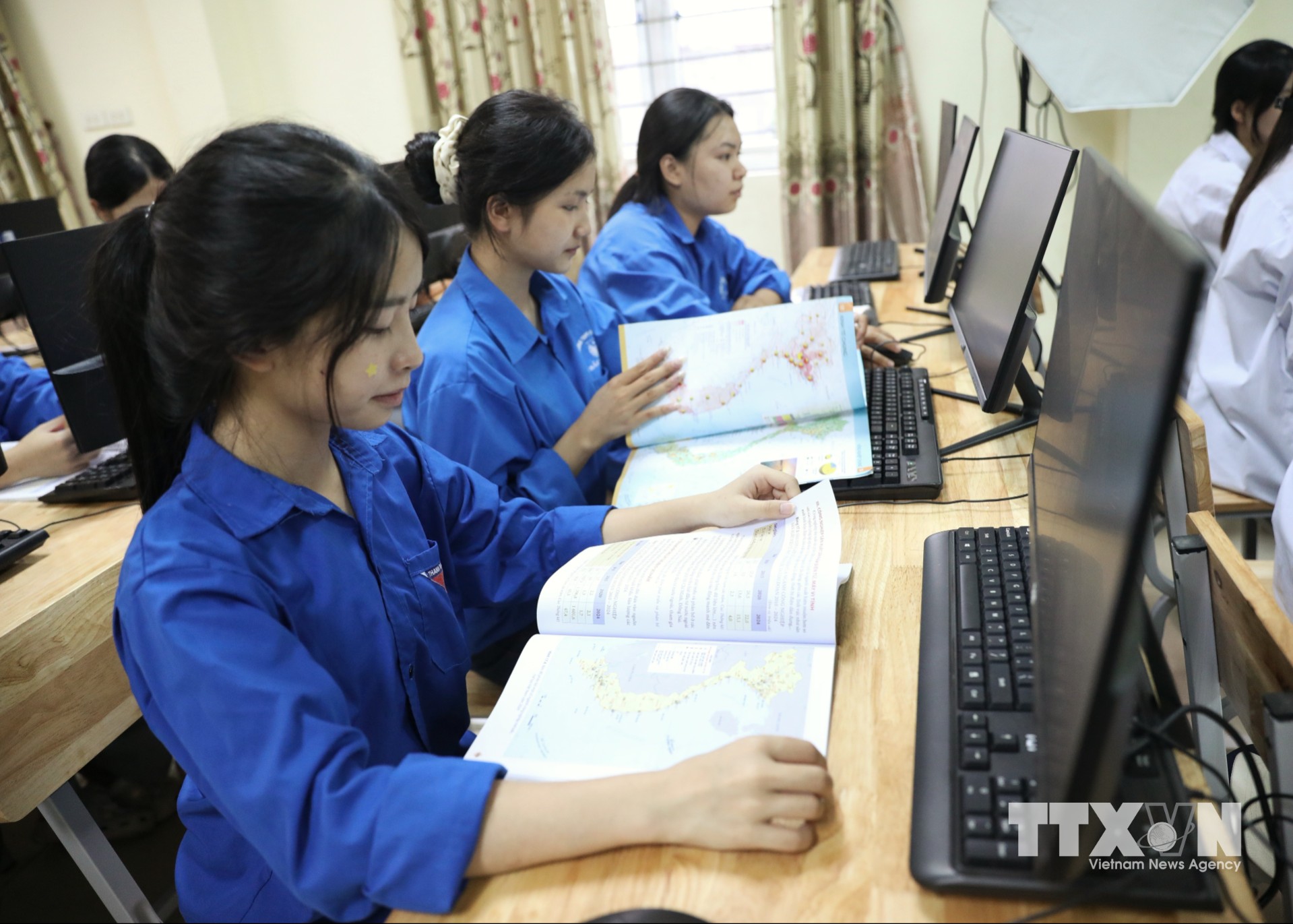 Giờ học thực hành trên máy tính tại trường THPT Yên Dũng 1. (Ảnh: Danh Lam/TTXVN)